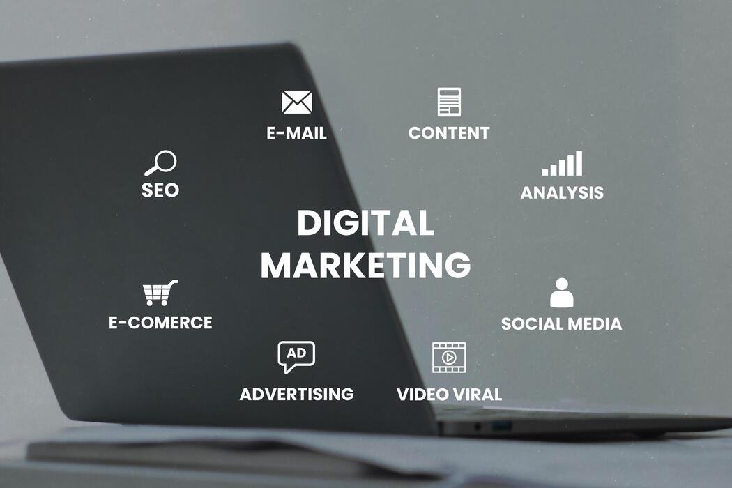 Ordinateur entouré des principaux leviers du marketing numérique